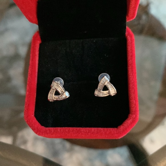 Knot Triangle Diamond Earring in 18k white gold - Picture 7 of 8